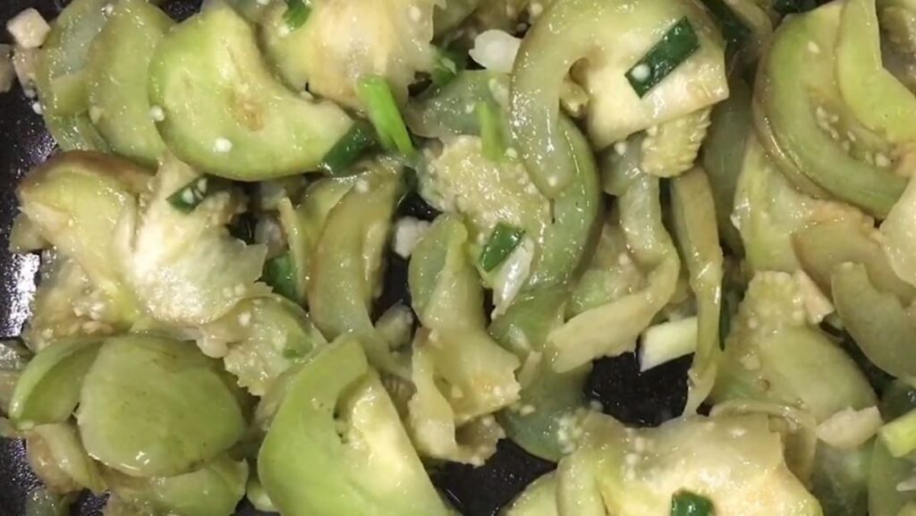 3 cách làm cà dĩa xào tỏi, xào lá lốt và xào thịt nhanh với chảo chống dính