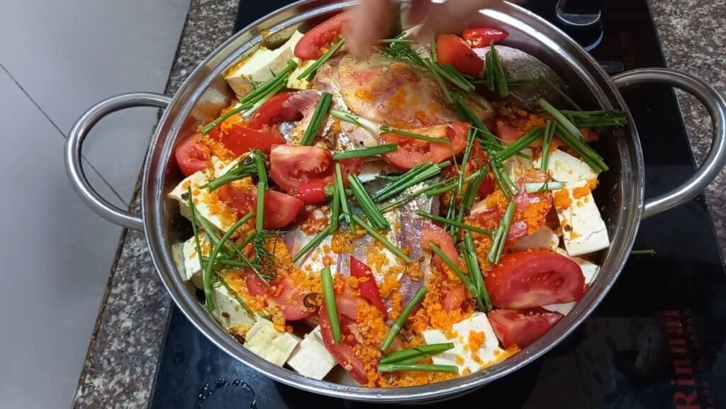 Cách làm cá mè nấu mẻ đậu thơm ngon bằng nồi lẩu đa năng tiện lợi