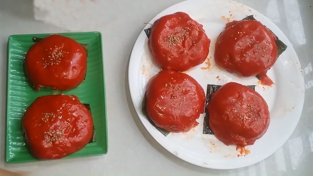 Cách làm bánh dày (bánh giầy) gấc nhân đậu xanh đẹp mắt cho ngày giỗ Tổ 2025