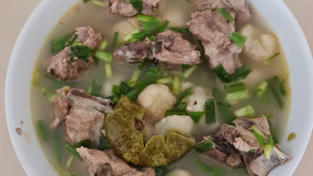 Cách làm canh xương khoai sọ nấu sấu chua ngọt, thanh mát cho gia đình