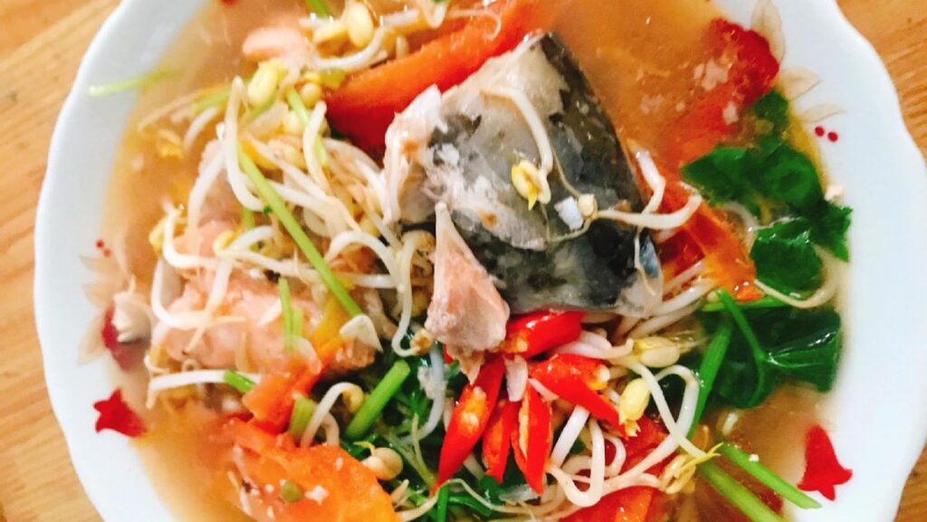 Cách làm đầu cá hồi nấu ngót thơm lừng không bị tanh cực ngon 2025