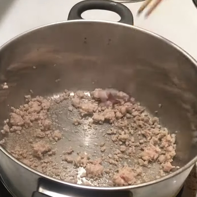 Bước 2 Xào thịt Canh chua rau muống thịt bằm