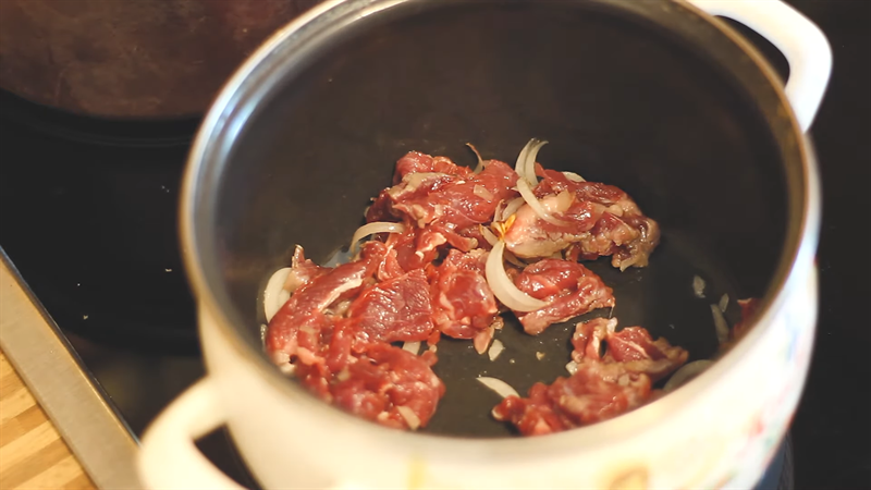 Bước 3 Xào thịt bò Canh chua rau muống thịt bò