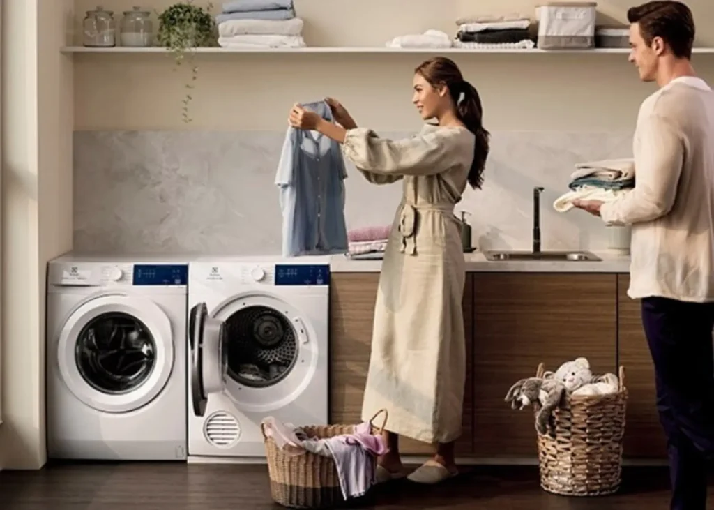 Nếu bạn đang tìm kiếm một sản phẩm giặt sấy thông minh, nhiều công nghệ hiện đại, bền bỉ và tiết kiệm điện nước, thì bài viết này sẽ giúp bạn hiểu rõ hơn về thiết bị. Hãy cùng khám phá chi tiết thiết kế, công nghệ, tính năng và lý do vì sao bạn nên chọn máy giặt sấy Electrolux 9kg sấy 6kg EWW9024P3WC cho gia đình mình. Máy giặt sấy Electrolux 9kg sấy 6kg EWW9024P3WC đang trở thành lựa chọn tối ưu cho các gia đình hiện đại nhờ khả năng giặt sạch – sấy khô nhanh chóng trong một thiết bị duy nhất. Trong bối cảnh nhu cầu giặt sấy ngày càng cao, đặc biệt tại các thành phố lớn nơi không gian phơi phóng hạn chế, dòng máy giặt sấy 2 trong 1 ngày càng được ưa chuộng. Việc lựa chọn Máy giặt Electrolux 9kg sấy 6kg EWW9024P3WC giúp người dùng tiết kiệm thời gian, chăm sóc quần áo tối ưu và đảm bảo tiện nghi trong sinh hoạt hằng ngày.